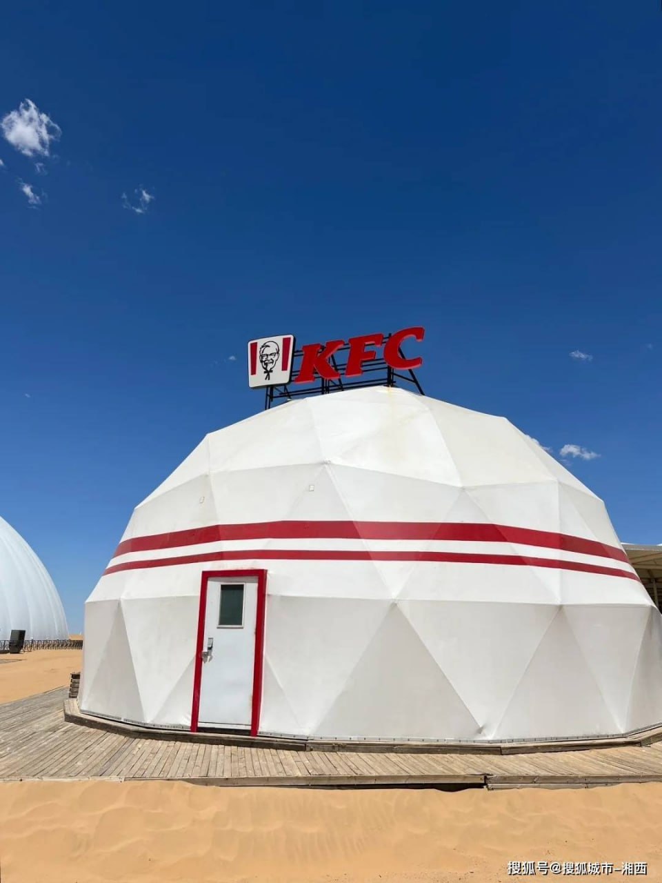 В китайской пустыне можно найти KFC и Starbucks в виде юрт
С 2021 года в пустыне Кубуци, на территории туристического парка Сяншавань, работают необычные точки KFC и Starbucks, оформленные как традици... | Сетка — социальная сеть от hh.ru