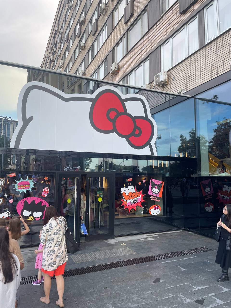 #обзоры
Меню Hello kitty во «Вкусно — и точка»
Пора добавлять в мир новых красок и попробовать меню Hello kitty во «Вкусно — и точка», подумал я и заказал новые позиции.
Hello Kitty Бургер (от 255р) | Сетка — социальная сеть от hh.ru