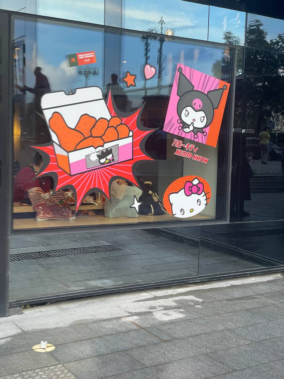 #обзоры
Меню Hello kitty во «Вкусно — и точка»
Пора добавлять в мир новых красок и попробовать меню Hello kitty во «Вкусно — и точка», подумал я и заказал новые позиции.
Hello Kitty Бургер (от 255р) | Сетка — социальная сеть от hh.ru