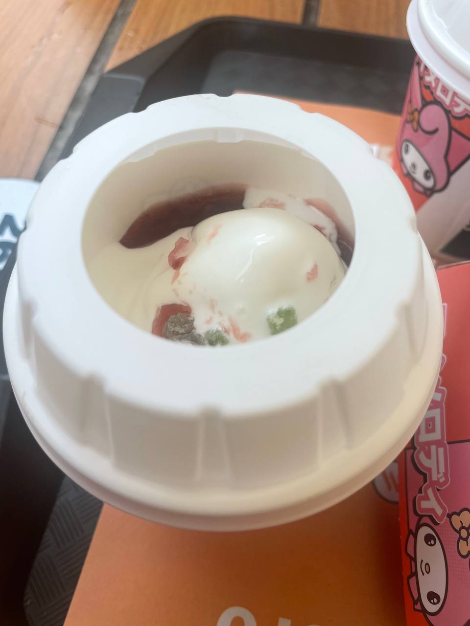 #обзоры
Меню Hello kitty во «Вкусно — и точка»
Пора добавлять в мир новых красок и попробовать меню Hello kitty во «Вкусно — и точка», подумал я и заказал новые позиции.
Hello Kitty Бургер (от 255р) | Сетка — социальная сеть от hh.ru