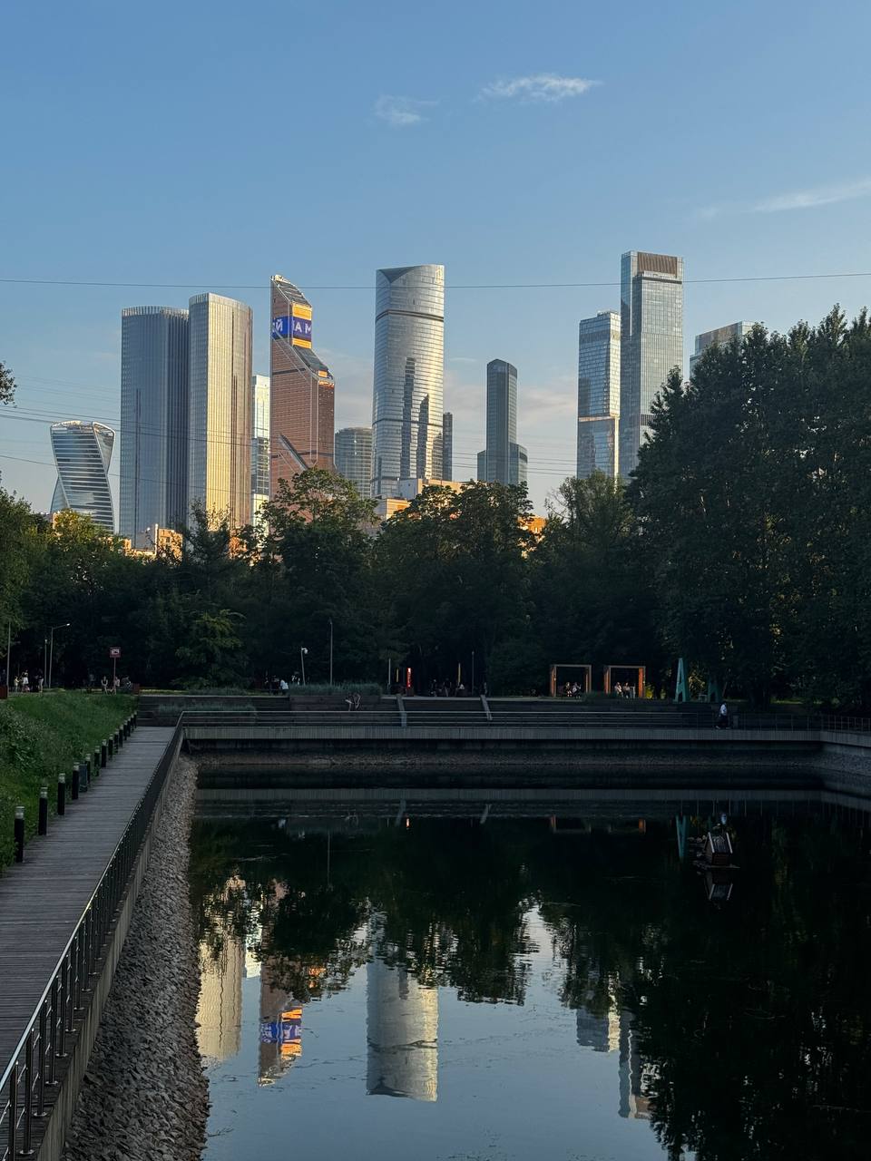 🟡 Сегодня редкий день, когда я работаю в офисе — в Москва-Сити
Ну как «работаю» — гоняла сюда на встречу в крупный холдинг.
Они хотят внедрять ИИ, и, похоже, я им подхожу | Сетка — социальная сеть от hh.ru