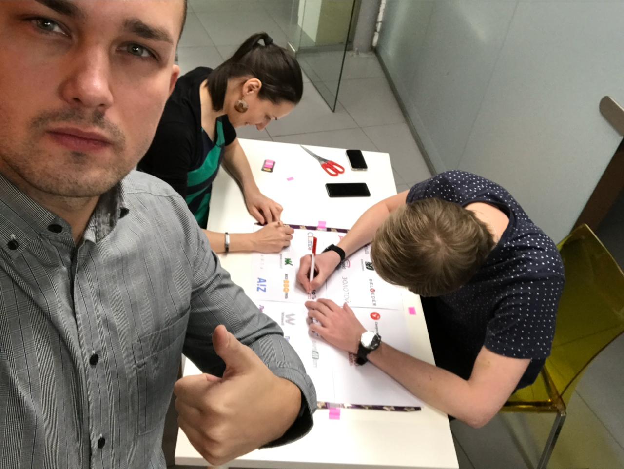 Как я запускал свою студию, ч.2
На фото наша мини-команда в марте 2017: мы в нашем первом мини-офисе рисуем на бумаге блок для своего первого сайта | Сетка — социальная сеть от hh.ru