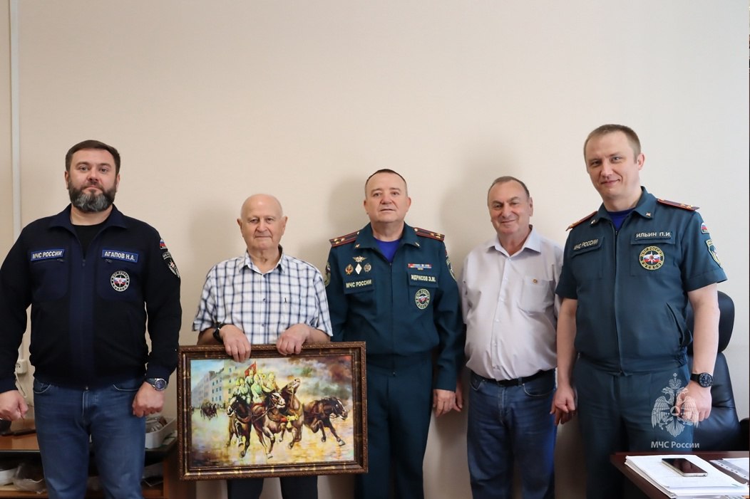 Временно исполняющий обязанности начальника Всероссийского научно-исследовательского института противопожарной обороны МЧС России Эдуард Идрисов от имени института поздравил главных научных сотруднико... | Сетка — социальная сеть от hh.ru