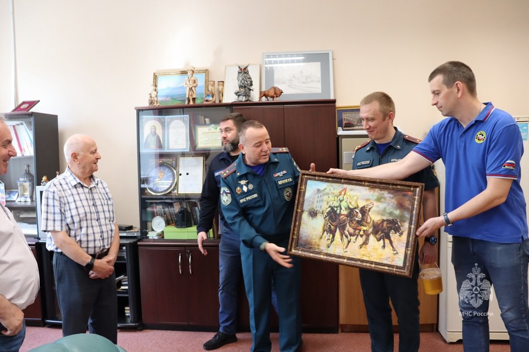 Временно исполняющий обязанности начальника Всероссийского научно-исследовательского института противопожарной обороны МЧС России Эдуард Идрисов от имени института поздравил главных научных сотруднико... | Сетка — социальная сеть от hh.ru
