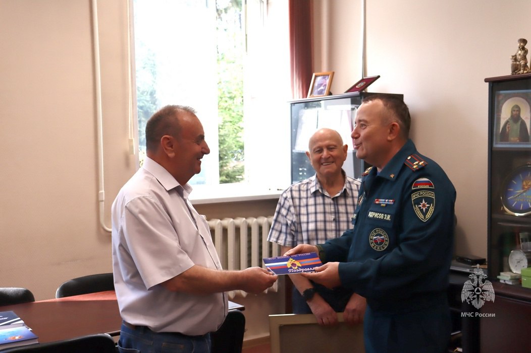 Временно исполняющий обязанности начальника Всероссийского научно-исследовательского института противопожарной обороны МЧС России Эдуард Идрисов от имени института поздравил главных научных сотруднико... | Сетка — социальная сеть от hh.ru