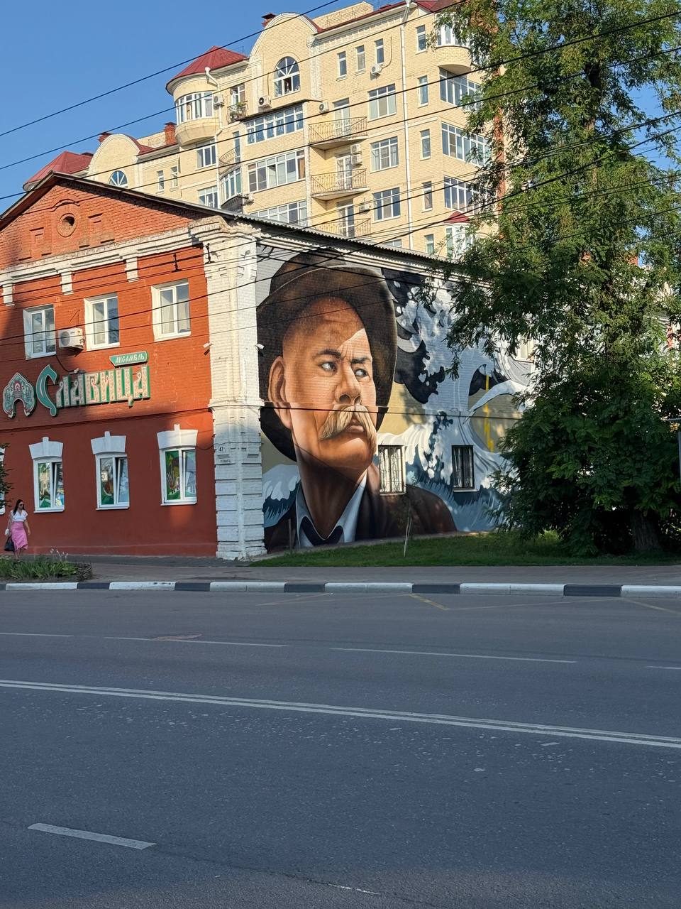 🕰️Как за месяц изменить город?
В любимом Орле появились огромные рисунки на стенах.
Концепция: Орел — литературная столица | Сетка — социальная сеть от hh.ru