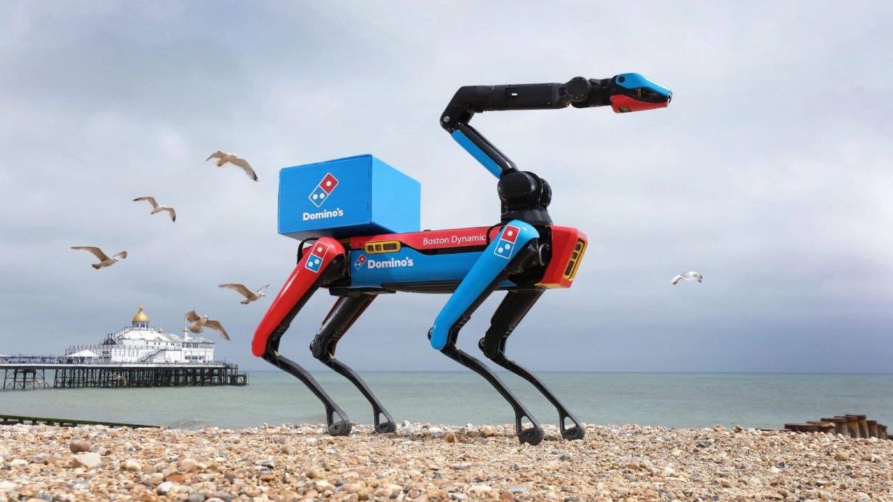 Роботизация в мире доставки: британское подразделение Domino’s представило уникального робота-пса Domidog, который доставляет пиццу на пляж
📌Помощник не только приносит еду, но и защищает её от назойл... | Сетка — социальная сеть от hh.ru