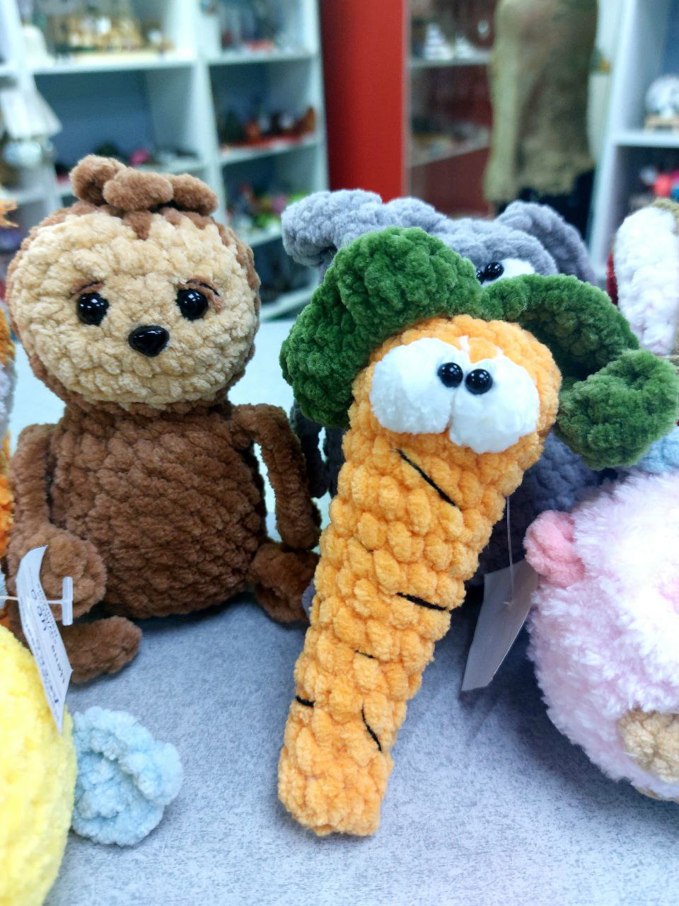 Белка (грациозно запрыгивает в кадр): Так, стоп! Я тут не просто так — я освещение. Смотрите, я красотка | Сетка — социальная сеть от hh.ru