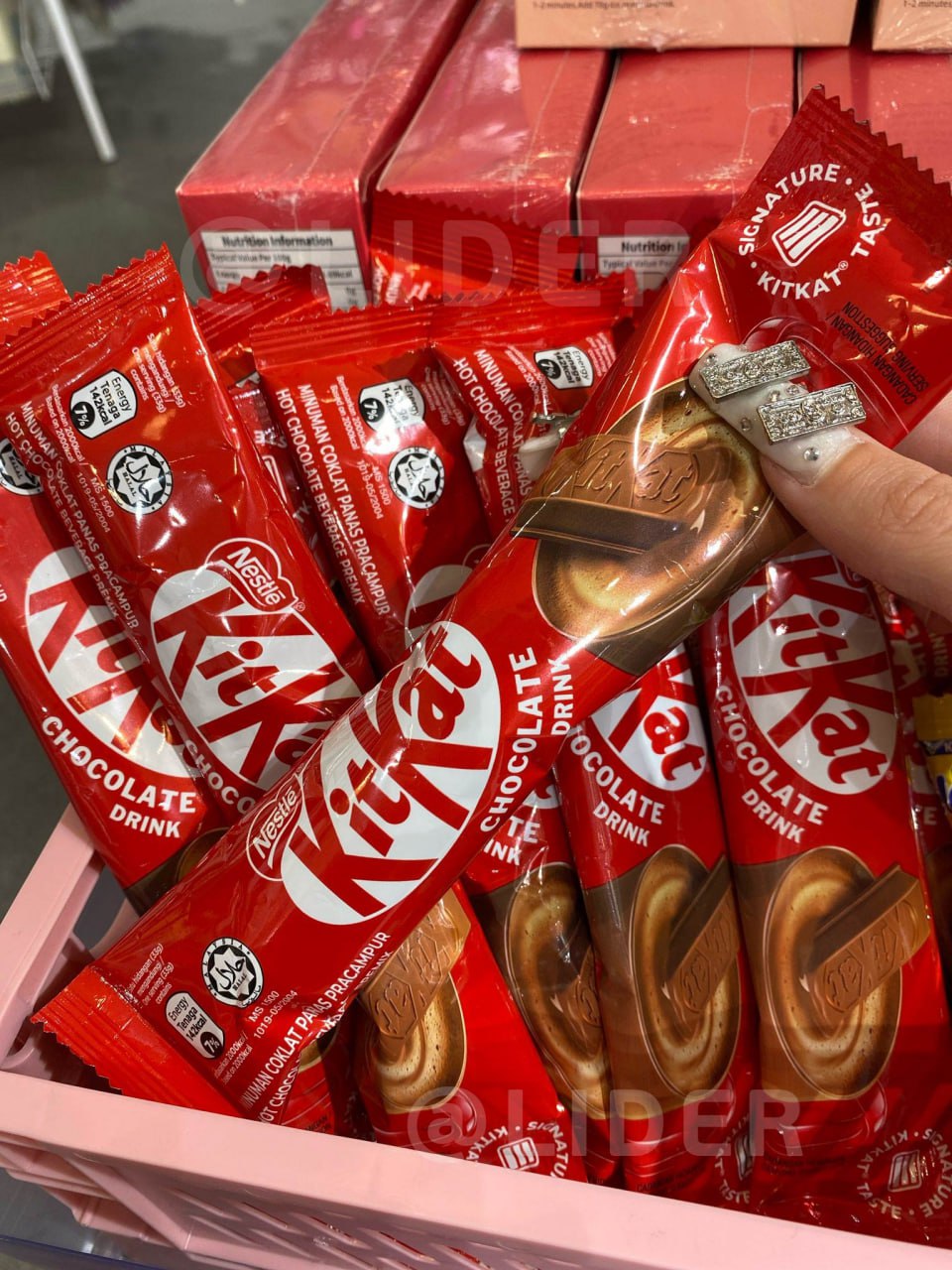 В Россию завезли горячий шоколад KitKat. Растворимый напиток уже появился в несетевых магазинах, цена за штуку — 80 рублей.
пока трамп только думает, параллельный импорт работает 🐵 | Сетка — социальная сеть от hh.ru