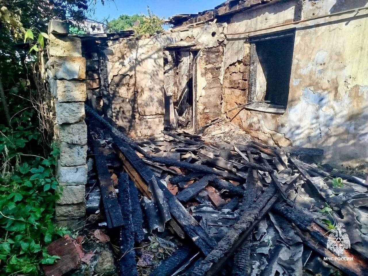 Пожарные спасли пожилую женщину при возгорании дома в Ставрополе
29 июля вечером в одном из барачных домов на улице Орджоникидзе произошло возгорание крыши | Сетка — социальная сеть от hh.ru