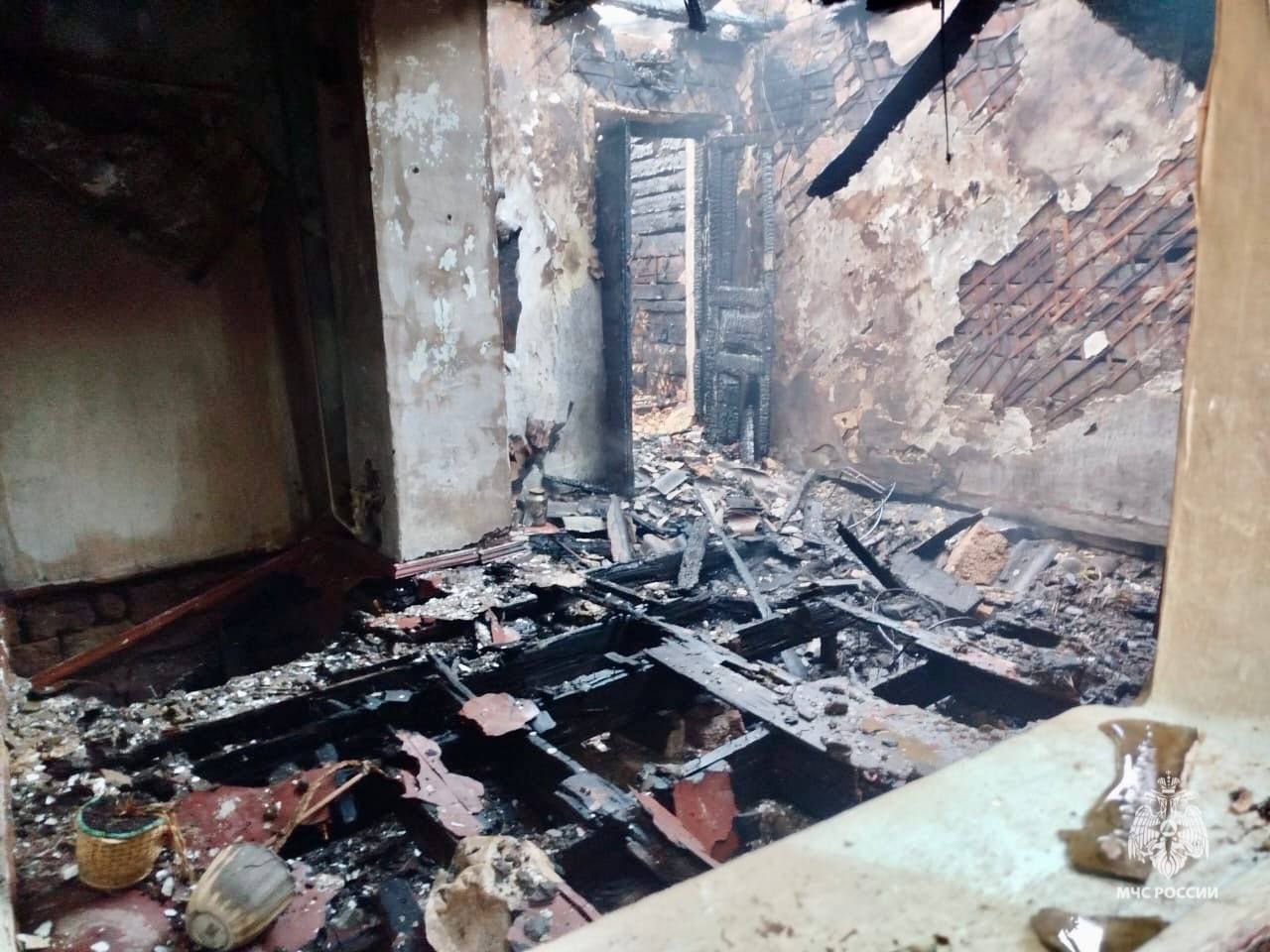 Пожарные спасли пожилую женщину при возгорании дома в Ставрополе
29 июля вечером в одном из барачных домов на улице Орджоникидзе произошло возгорание крыши | Сетка — социальная сеть от hh.ru