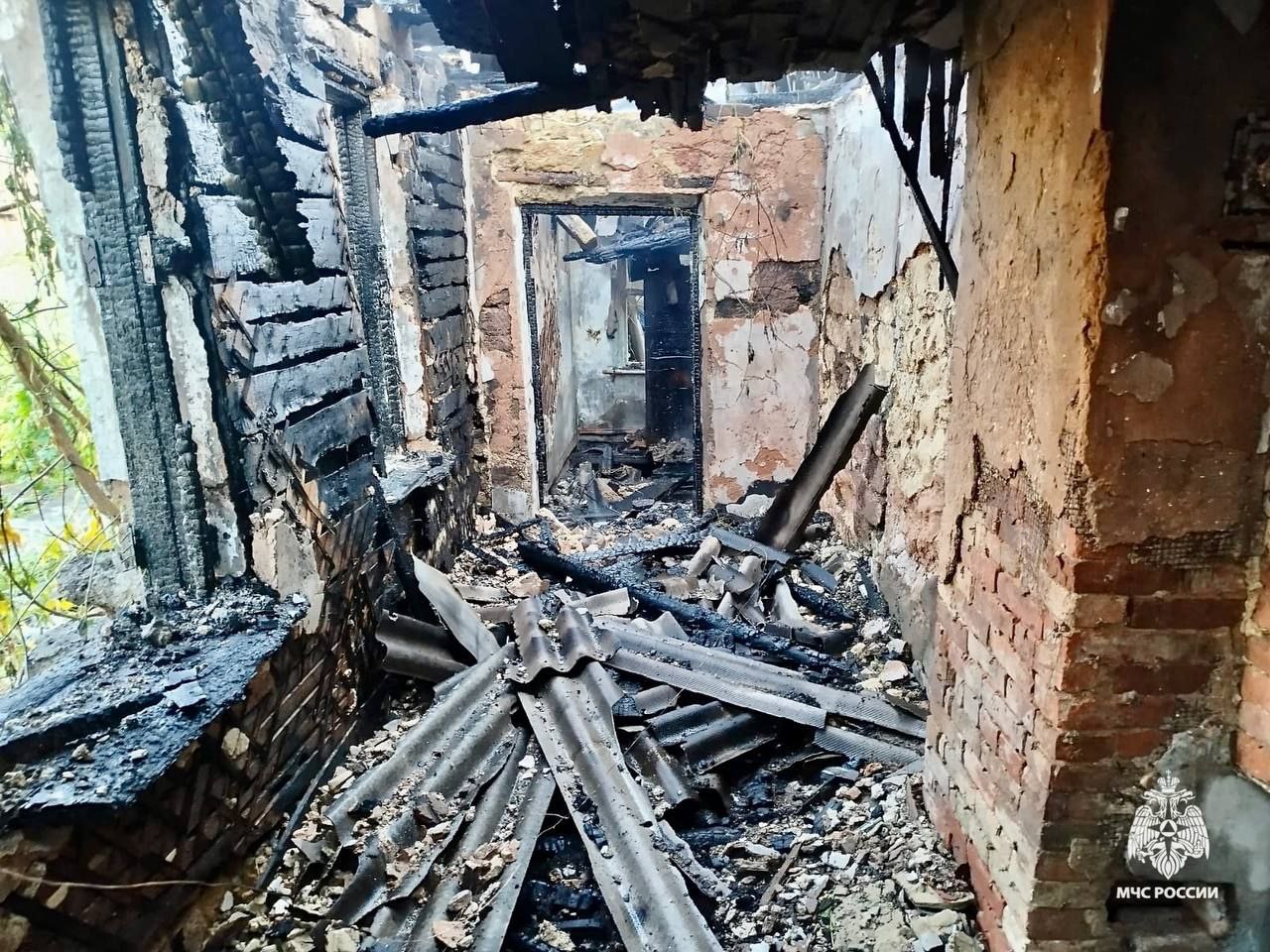 Пожарные спасли пожилую женщину при возгорании дома в Ставрополе
29 июля вечером в одном из барачных домов на улице Орджоникидзе произошло возгорание крыши | Сетка — социальная сеть от hh.ru