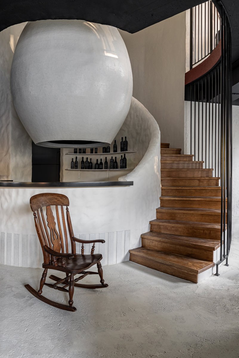 Дизайнер Сара Михайлова создала эффектный антураж для ресторана, одновременно восточного и средиземноморского, не прибегая к клише и используя всё, что попалось под ее легкую руку | Сетка — социальная сеть от hh.ru