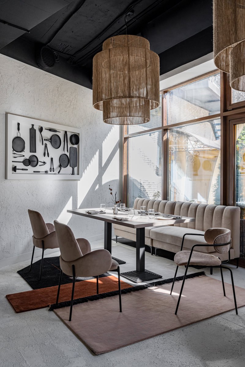 Дизайнер Сара Михайлова создала эффектный антураж для ресторана, одновременно восточного и средиземноморского, не прибегая к клише и используя всё, что попалось под ее легкую руку | Сетка — социальная сеть от hh.ru