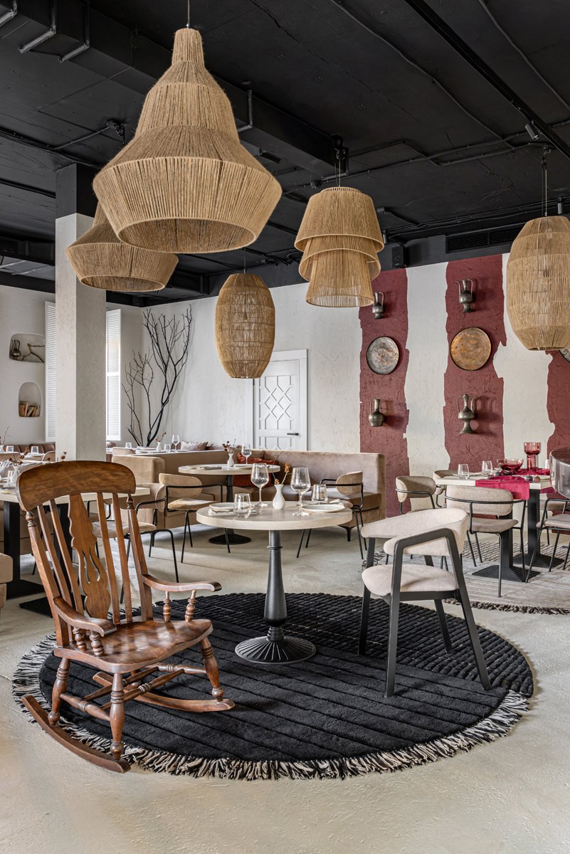 Дизайнер Сара Михайлова создала эффектный антураж для ресторана, одновременно восточного и средиземноморского, не прибегая к клише и используя всё, что попалось под ее легкую руку | Сетка — социальная сеть от hh.ru