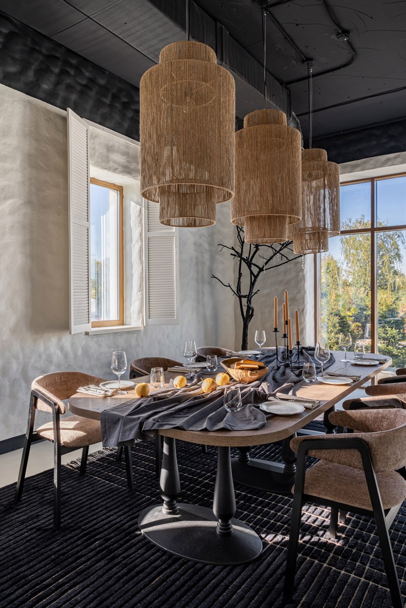 Дизайнер Сара Михайлова создала эффектный антураж для ресторана, одновременно восточного и средиземноморского, не прибегая к клише и используя всё, что попалось под ее легкую руку | Сетка — социальная сеть от hh.ru