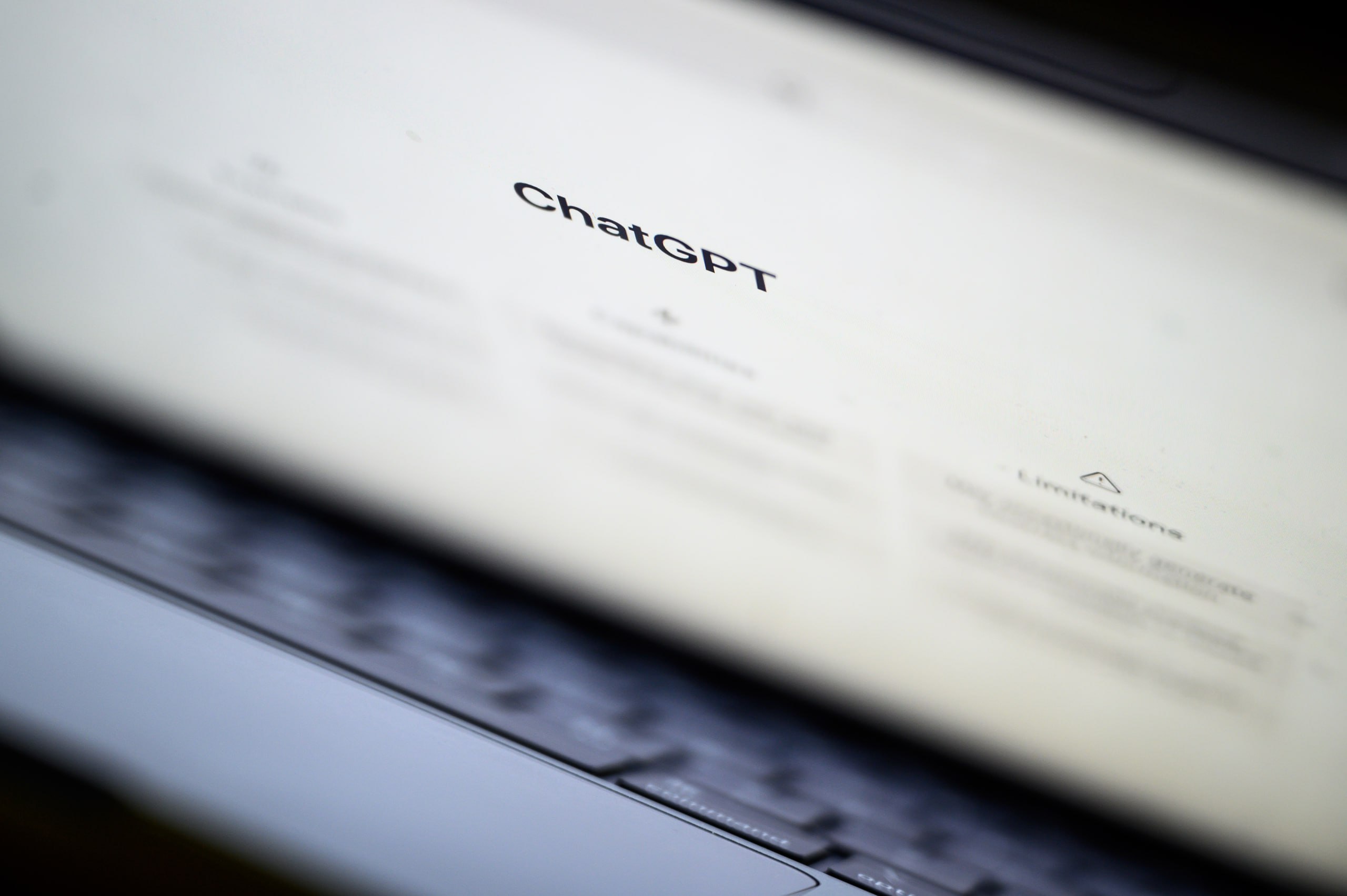 💻 Американские компании сокращают найм выпускников колледжей и университетов на низшие позиции, предпочитая использовать вместо них искусственный интеллект и сосредоточиться на привлечении опытных спе... | Сетка — социальная сеть от hh.ru