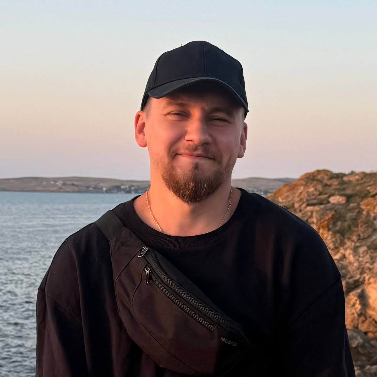 Привет, это Андрей. Я автоматизирую бизнес и настраиваю ИИ-агентов
👋 Меня зовут Андрей, я из Питера, но сейчас живу в Крыму — мы с женой и дочерью переехали сюда в декрет | Сетка — социальная сеть от hh.ru