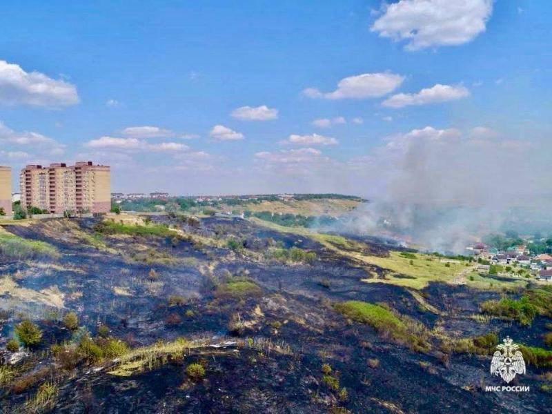 Юный герой помог пожарным в Ставрополе
Во время тушения пожара в Ставрополе неизвестный мальчик проявил заботу о пожарных | Сетка — социальная сеть от hh.ru