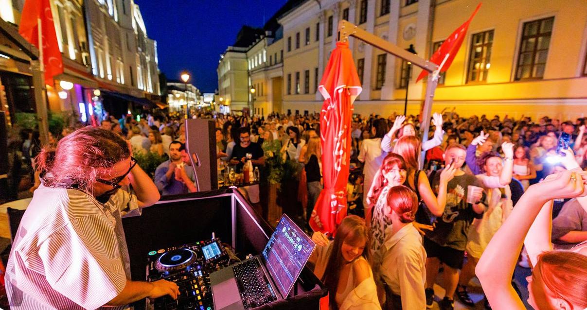 🎶Наслаждайтесь живой музыкой под открытым небом
1-2 августа 18:00–6:00
Вас ждут выступления музыкальных коллективов и яркие танцы
▫️Вход свободный
📍Бар «Спутник» в Большом Дровяном переулке
📲Подпишите... | Сетка — социальная сеть от hh.ru