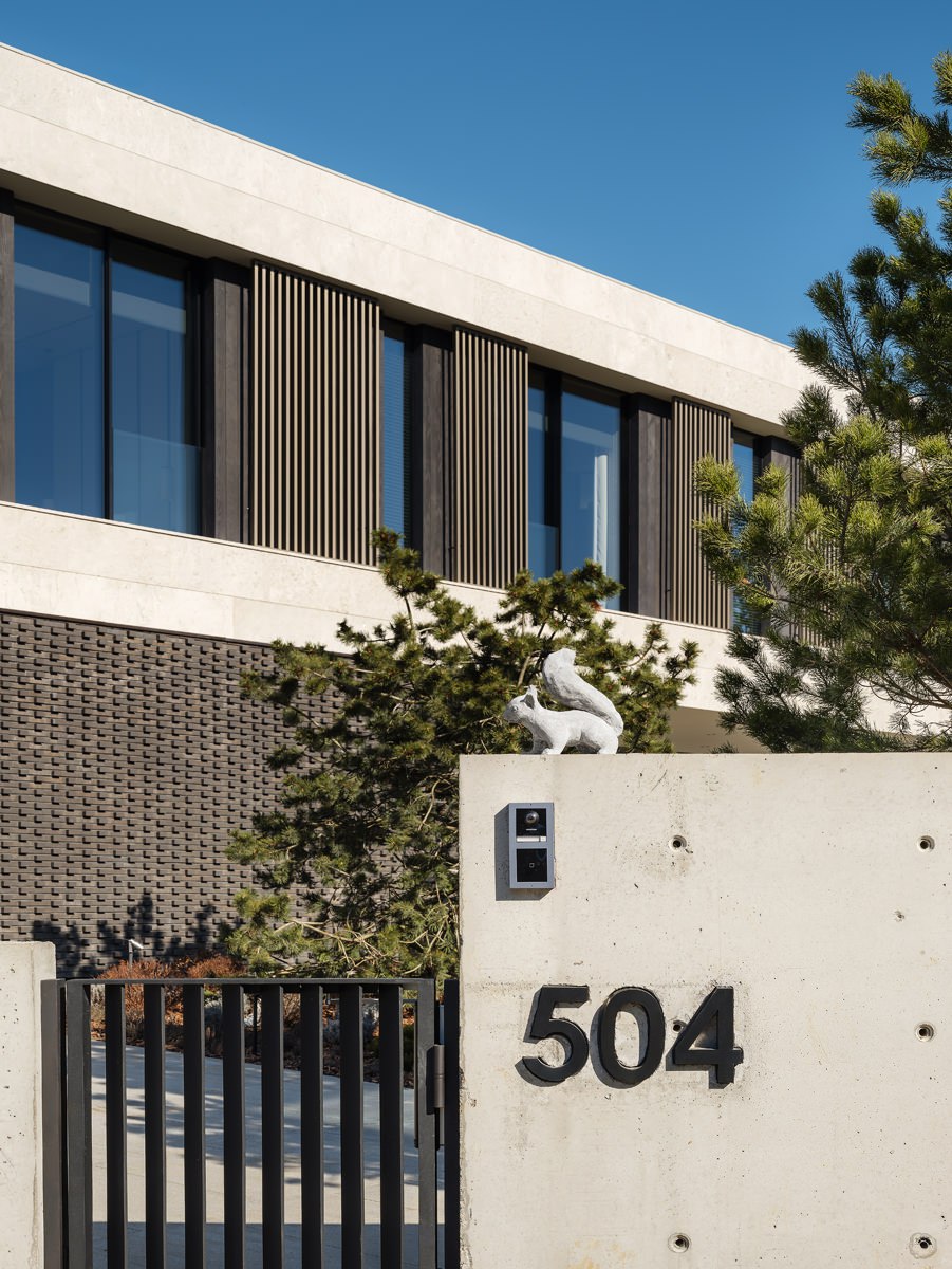 Архитектор Александра Фёдорова показала WA свой новый проект — виллу, построенную на продажу, но изобилующую уникальными деталями, созданными специально для этого проекта. Уже на сайте wajournal | Сетка — социальная сеть от hh.ru