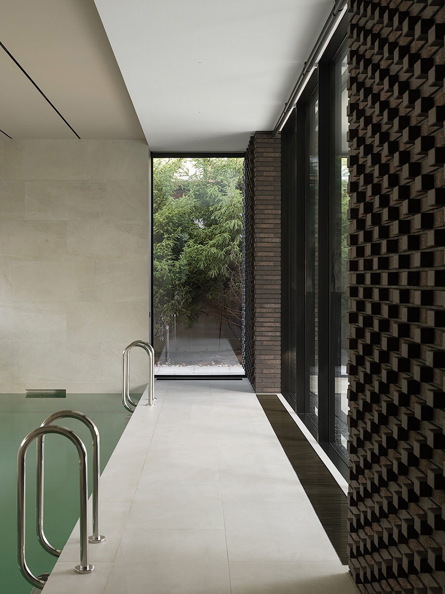 Архитектор Александра Фёдорова показала WA свой новый проект — виллу, построенную на продажу, но изобилующую уникальными деталями, созданными специально для этого проекта. Уже на сайте wajournal | Сетка — социальная сеть от hh.ru