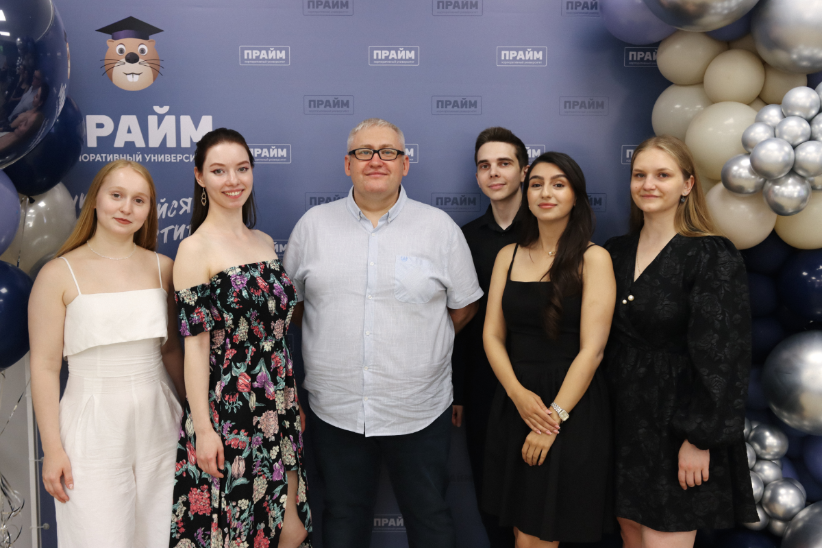 Давно собирался написать про наших ребят — стажёров, тех, кого мы учим в корпоративном университете. И пока собирался, настало время их выпускать.  
Это был особенный выпуск. Сложный. Интересный | Сетка — социальная сеть от hh.ru