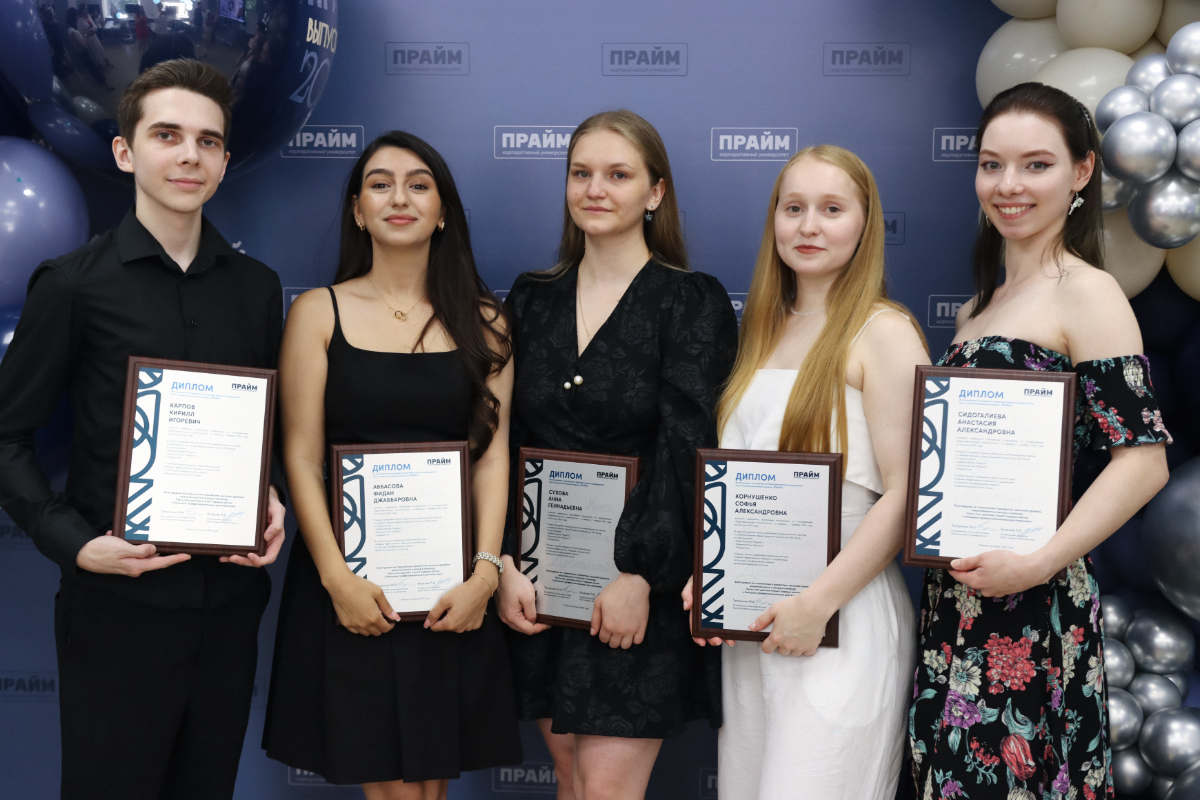 Давно собирался написать про наших ребят — стажёров, тех, кого мы учим в корпоративном университете. И пока собирался, настало время их выпускать.  
Это был особенный выпуск. Сложный. Интересный | Сетка — социальная сеть от hh.ru