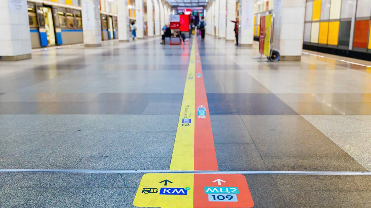 В московском метро впервые протестировали навигацию с цветными линиями на полу
На станции «Саларьево» появились яркие полосы — оранжевая и жёлтая — которые ведут к выходам и автобусам КМ | Сетка — социальная сеть от hh.ru