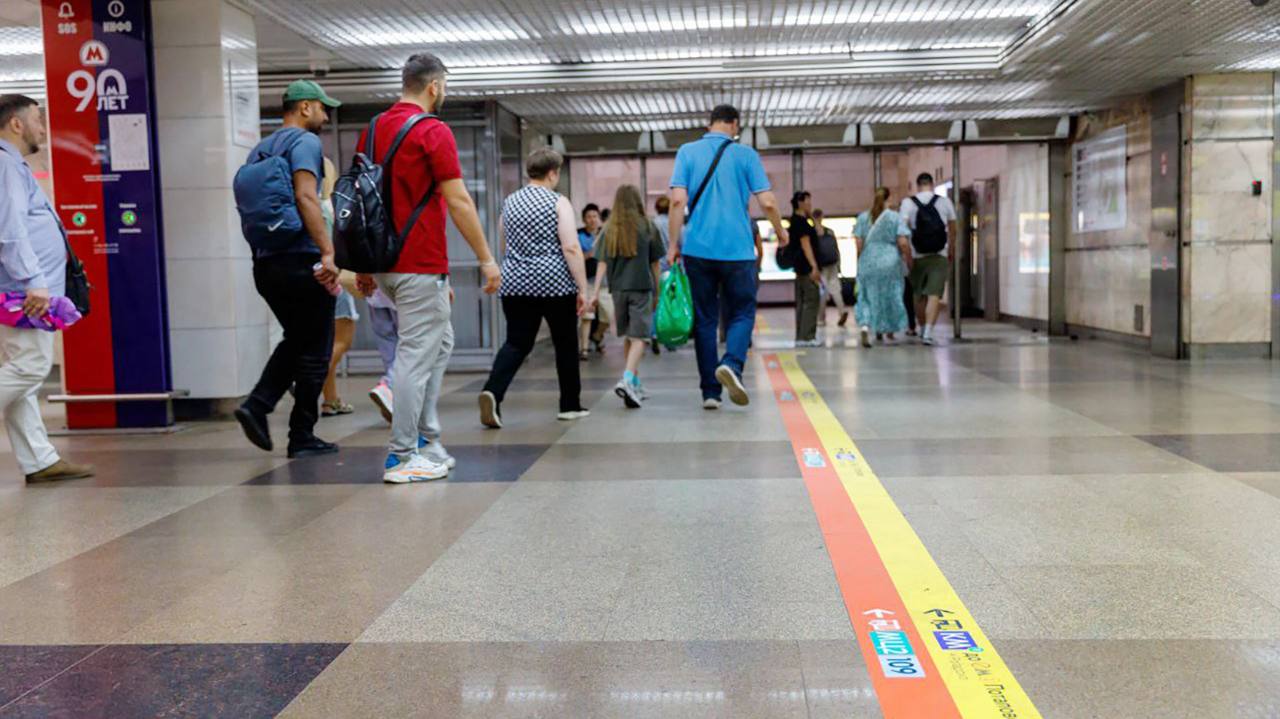 В московском метро впервые протестировали навигацию с цветными линиями на полу
На станции «Саларьево» появились яркие полосы — оранжевая и жёлтая — которые ведут к выходам и автобусам КМ | Сетка — социальная сеть от hh.ru
