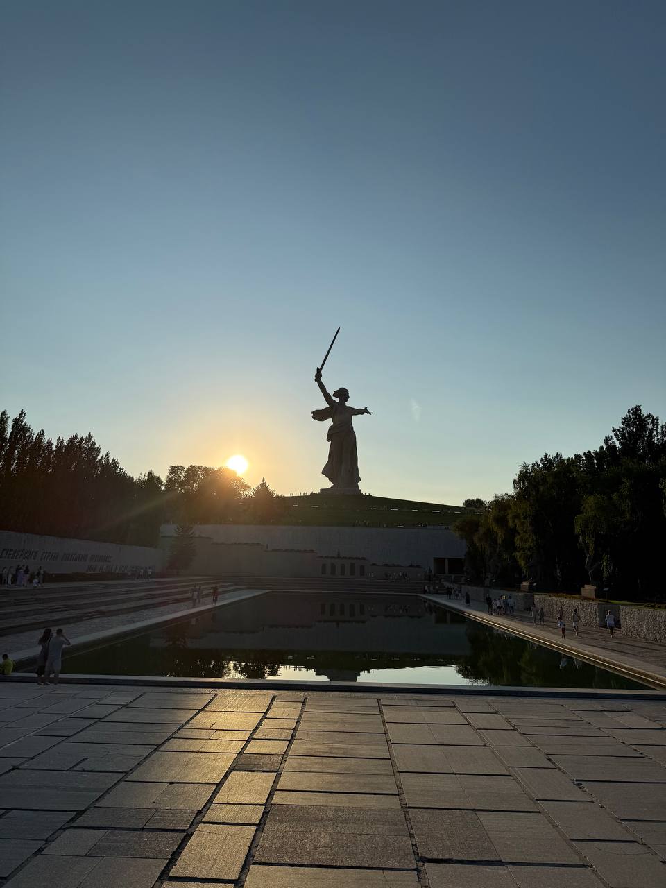 Сегодня в Волгограде. В городе-герое. В Сталинграде.
Когда проходишь мимо «Родины-матери», становится как-то по-особенному тихо внутри | Сетка — социальная сеть от hh.ru