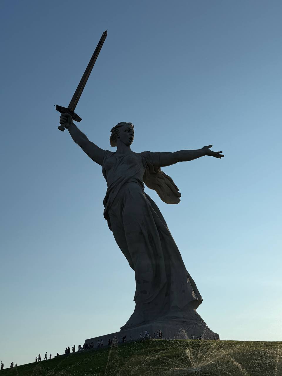 Сегодня в Волгограде. В городе-герое. В Сталинграде.
Когда проходишь мимо «Родины-матери», становится как-то по-особенному тихо внутри | Сетка — социальная сеть от hh.ru