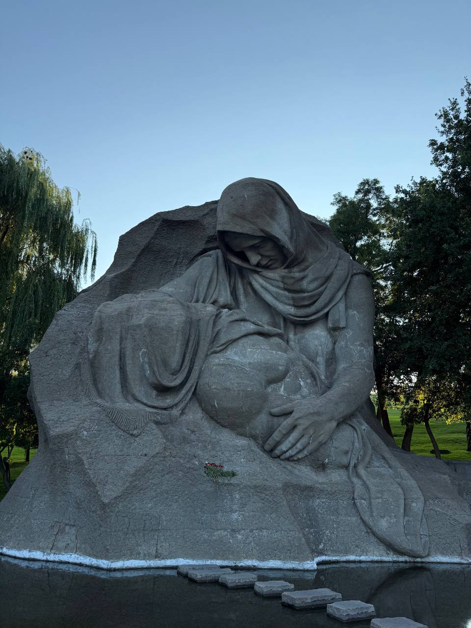 Сегодня в Волгограде. В городе-герое. В Сталинграде.
Когда проходишь мимо «Родины-матери», становится как-то по-особенному тихо внутри | Сетка — социальная сеть от hh.ru