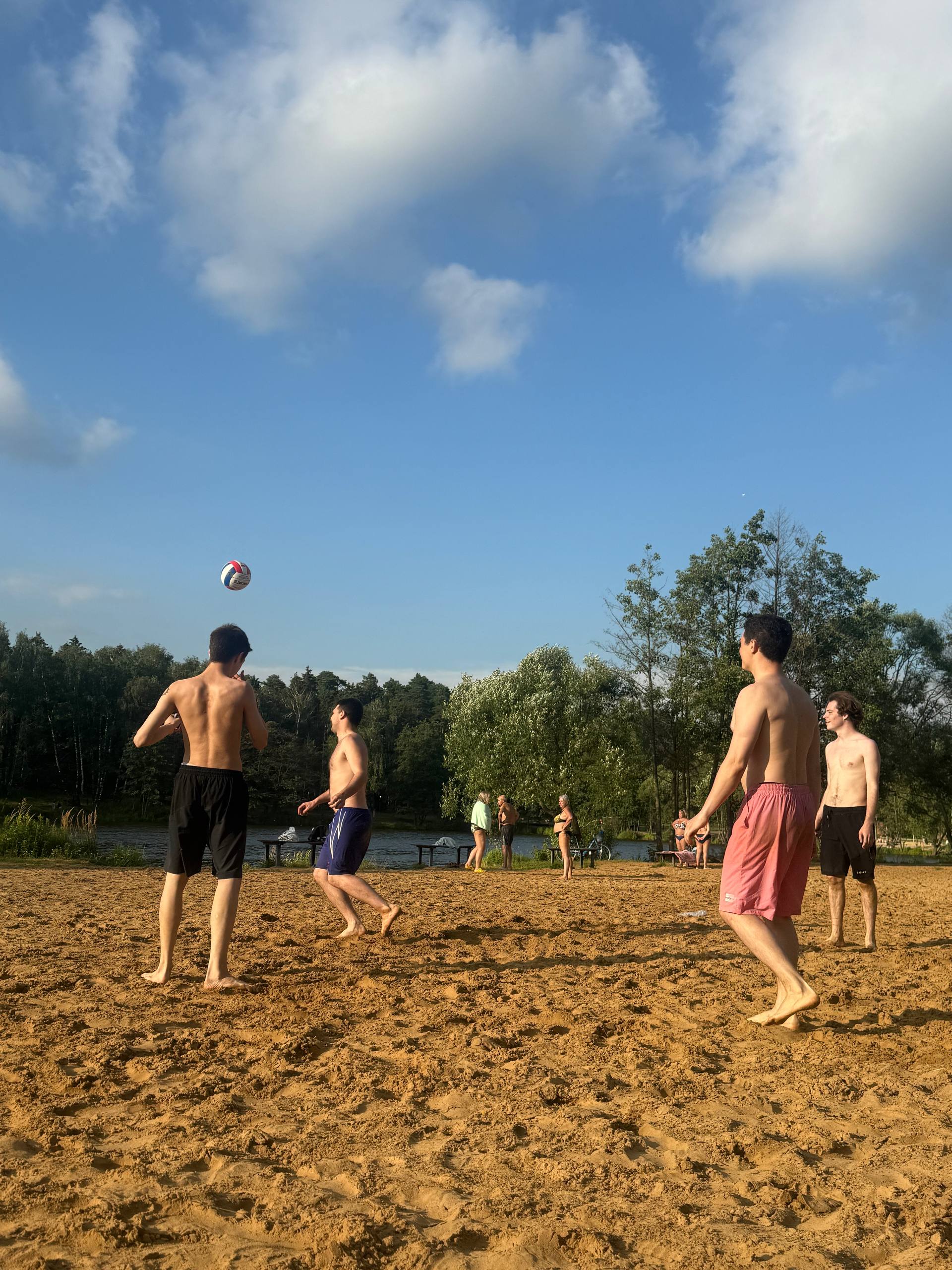 Тула резко отменилась, потому что к нам приехал друг 😅
Поэтому сохраню фотокарточки с этого дня | Сетка — социальная сеть от hh.ru