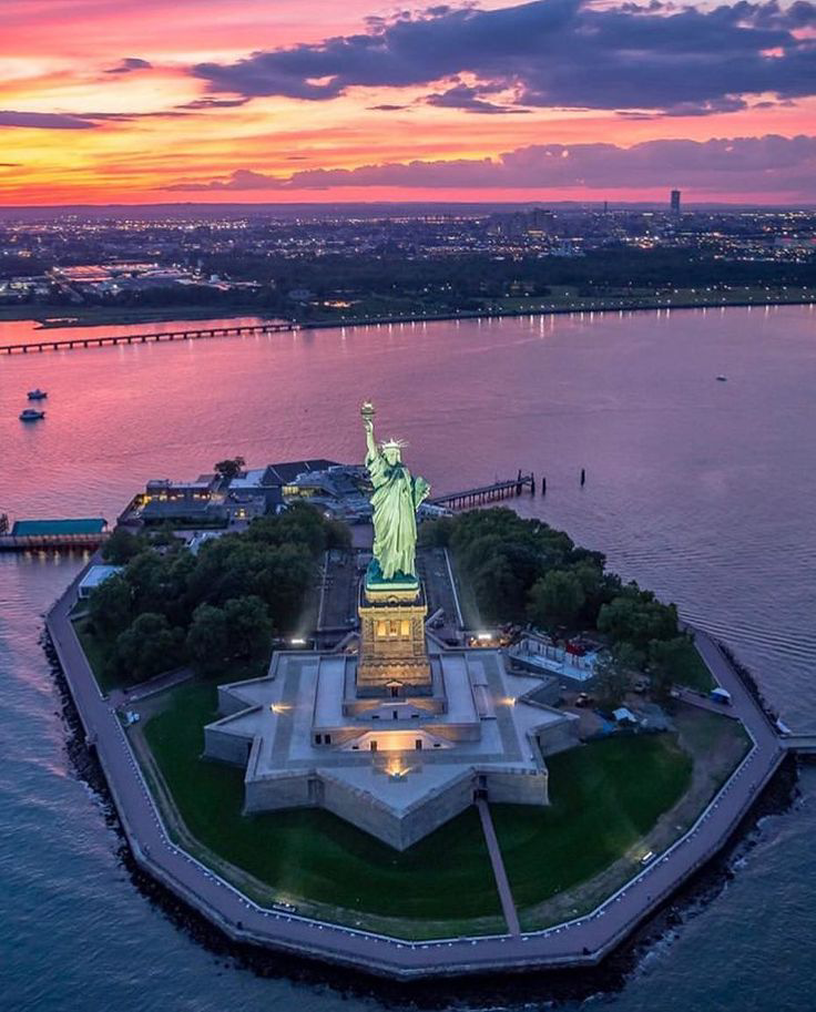 Statue of Liberty.
В конце 1860-х годов Бартольди сумел заинтересовать сооружением огромной статуи правителя Египта Исмаила-пашу | Сетка — социальная сеть от hh.ru