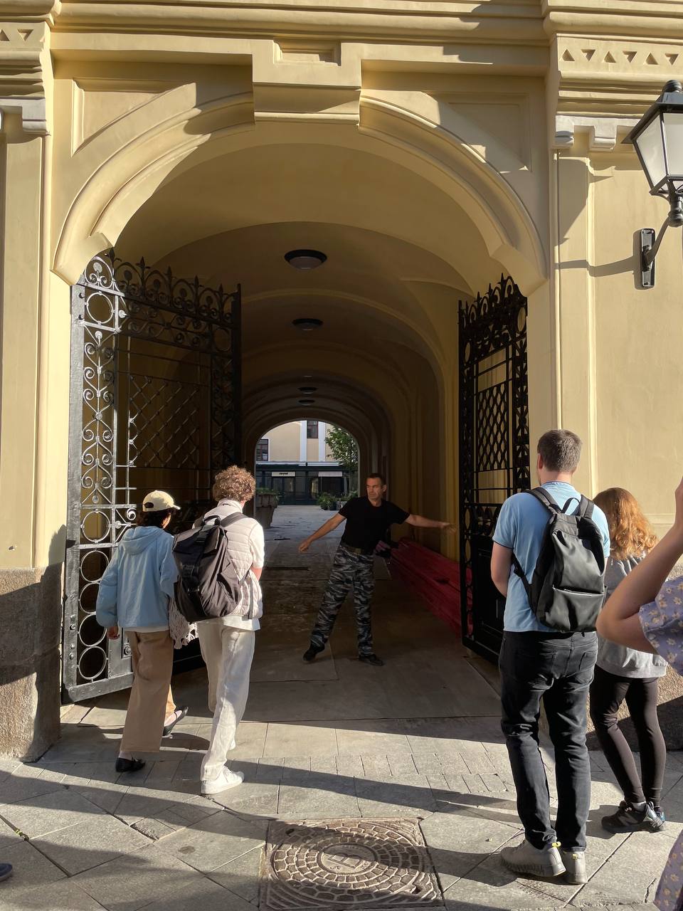 #новыеместа
Новая кофейня сети Скуратов 
Кто рано встаёт, тот на открытие кофейни Скуратов идёт☕️ . Это уже 15 кофейня в Москве, расположена на Столешниковом переулке, 11 (во дворе) | Сетка — социальная сеть от hh.ru