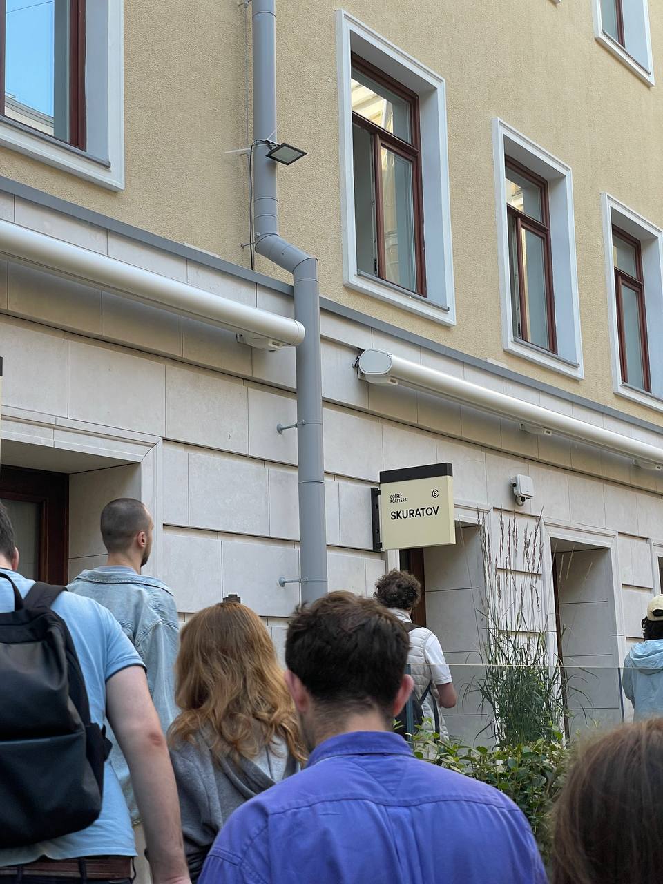 #новыеместа
Новая кофейня сети Скуратов 
Кто рано встаёт, тот на открытие кофейни Скуратов идёт☕️ . Это уже 15 кофейня в Москве, расположена на Столешниковом переулке, 11 (во дворе) | Сетка — социальная сеть от hh.ru