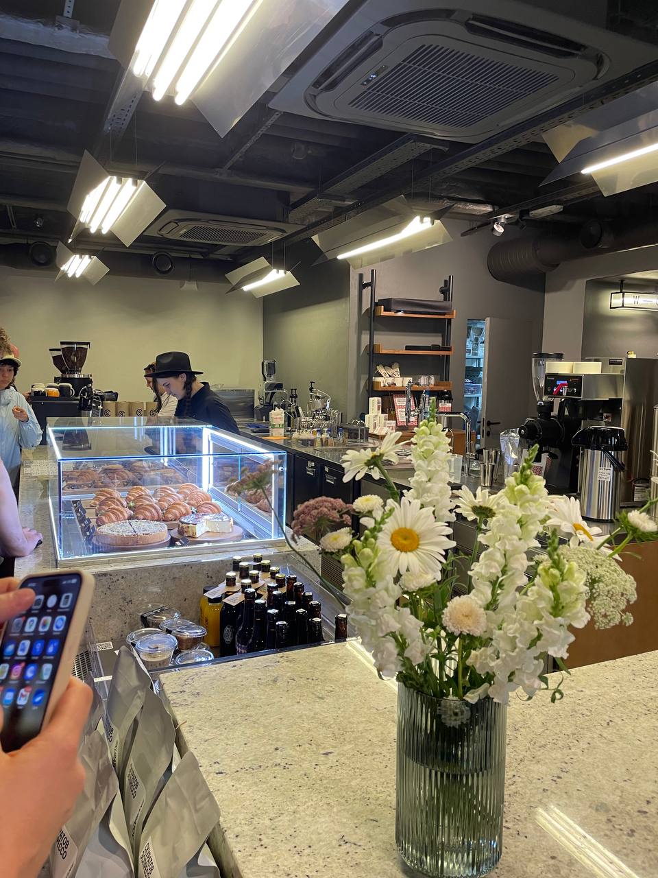 #новыеместа
Новая кофейня сети Скуратов 
Кто рано встаёт, тот на открытие кофейни Скуратов идёт☕️ . Это уже 15 кофейня в Москве, расположена на Столешниковом переулке, 11 (во дворе) | Сетка — социальная сеть от hh.ru