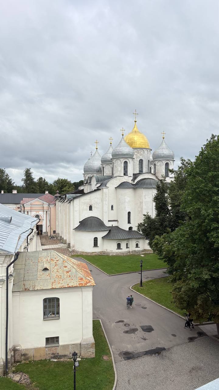 Всем привет из солнечного Великого Новгорода!
Мы когда собираюсь сюда и читали, что посмотреть, то из 30 (примерно) главных достопримечательностей в путеводителях указывают 26 церквей | Сетка — социальная сеть от hh.ru