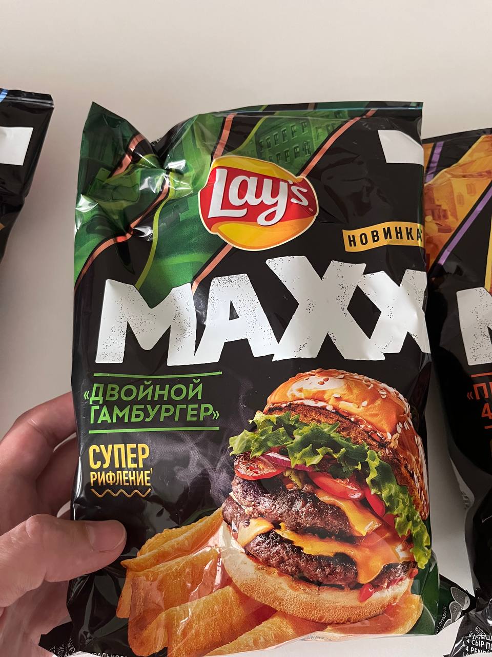Lay’s выпустил чипсы со вкусом двойного бургера. Также компания поменяла дизайн рифлёной линейки Maxx, куда также входят вкусы «Пицца-4 сыра» и «Куриные крылышки барбекю». | Сетка — социальная сеть от hh.ru