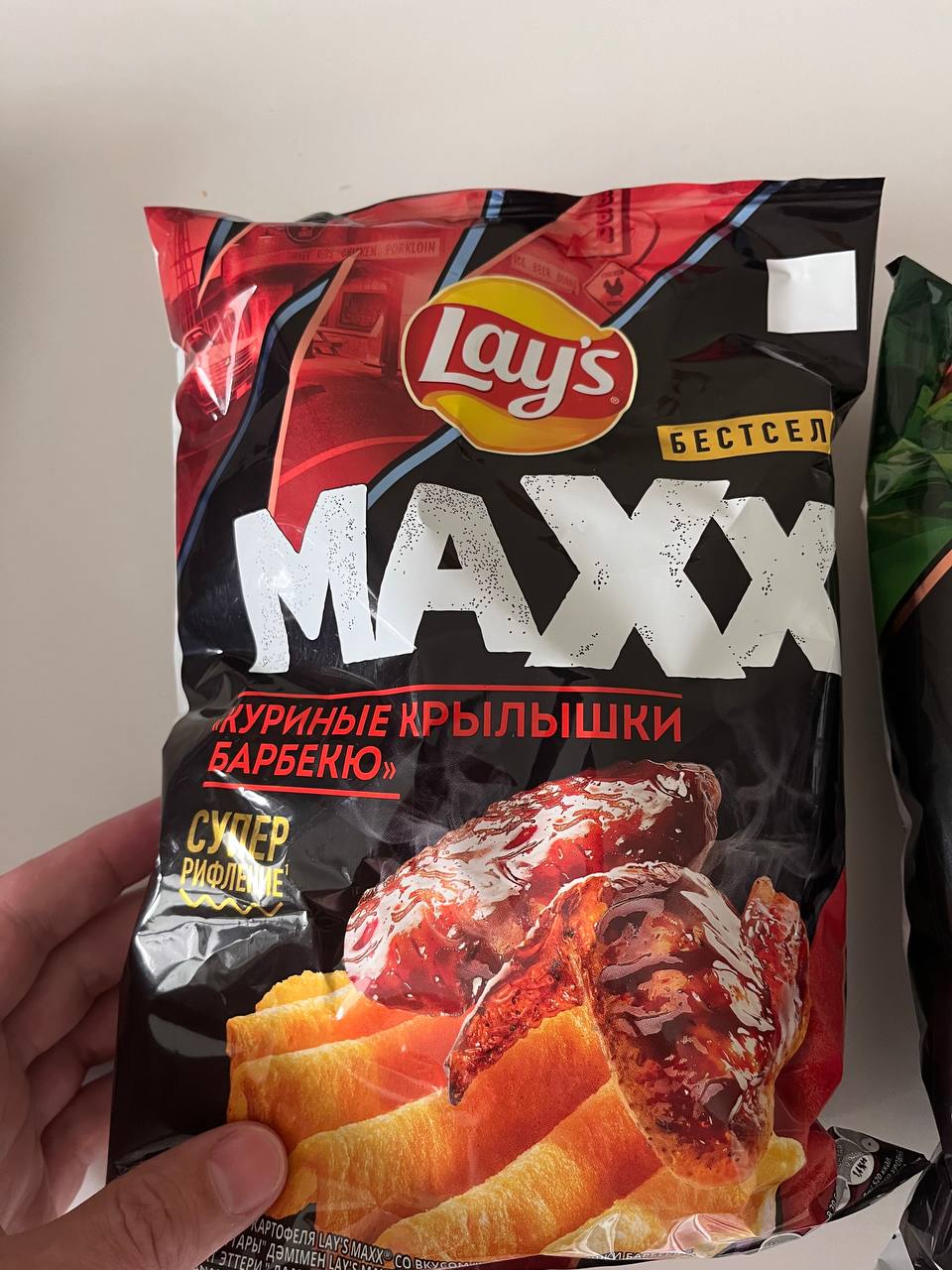 Lay’s выпустил чипсы со вкусом двойного бургера. Также компания поменяла дизайн рифлёной линейки Maxx, куда также входят вкусы «Пицца-4 сыра» и «Куриные крылышки барбекю». | Сетка — социальная сеть от hh.ru
