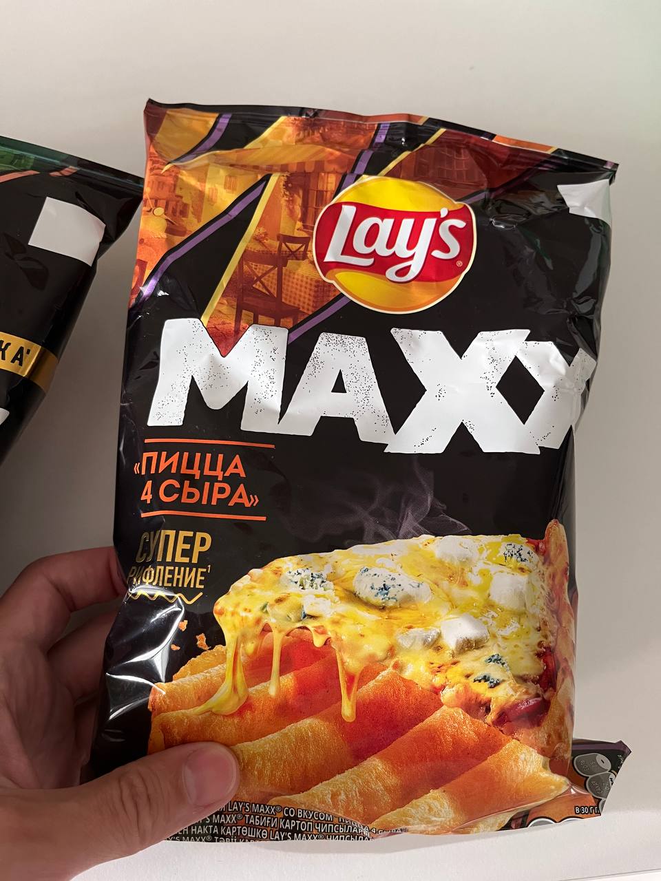 Lay’s выпустил чипсы со вкусом двойного бургера. Также компания поменяла дизайн рифлёной линейки Maxx, куда также входят вкусы «Пицца-4 сыра» и «Куриные крылышки барбекю». | Сетка — социальная сеть от hh.ru