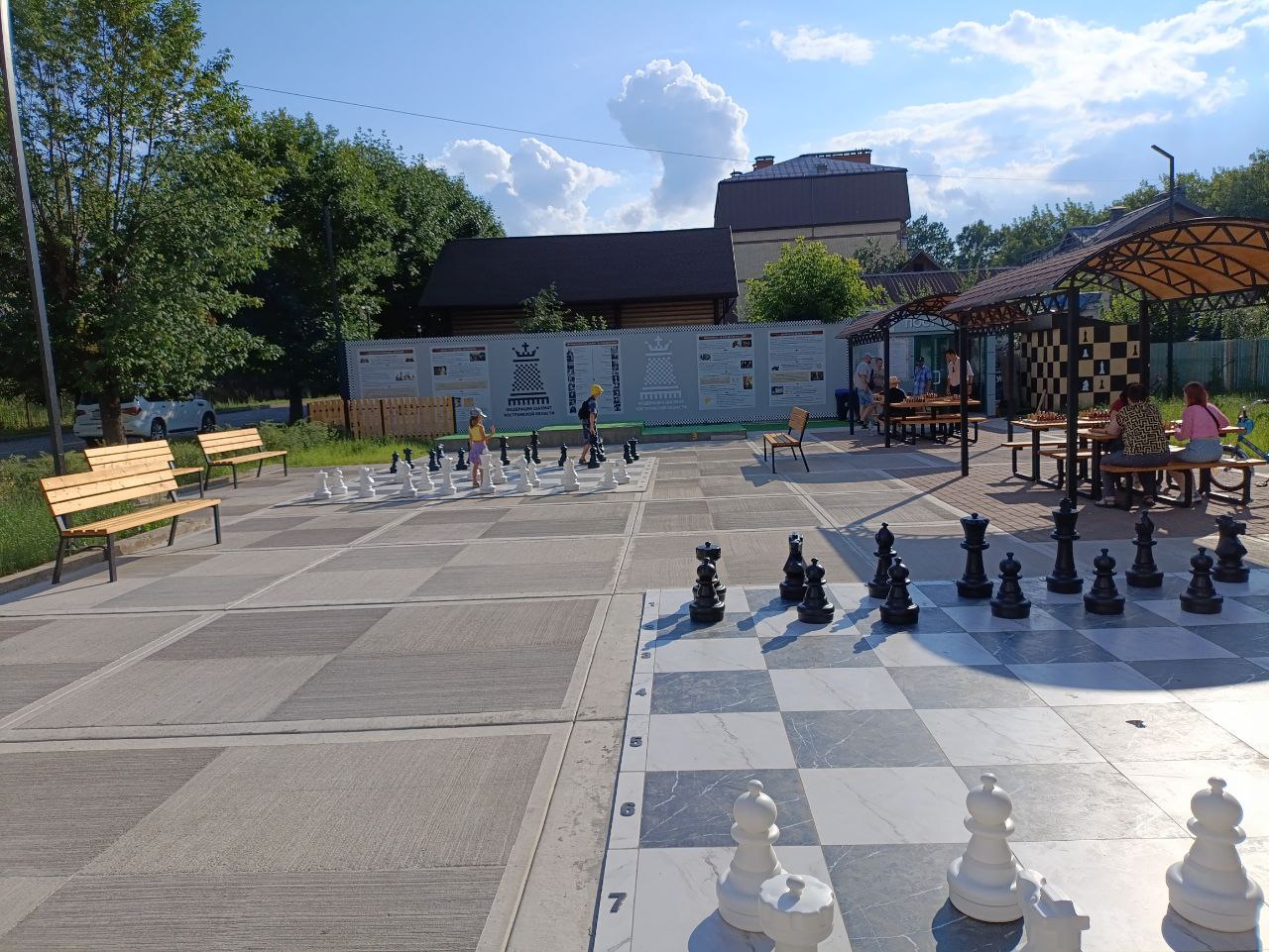 ШАХМАТНЫЙ СКВЕР♟
Наконец-то добрался до недавно открывшегося шахматного сквера! 😊
Классный проект для взрослых и детей! Я, увы, не мастер этой благородной игры, но недавно услышал легенду о её создани... | Сетка — социальная сеть от hh.ru