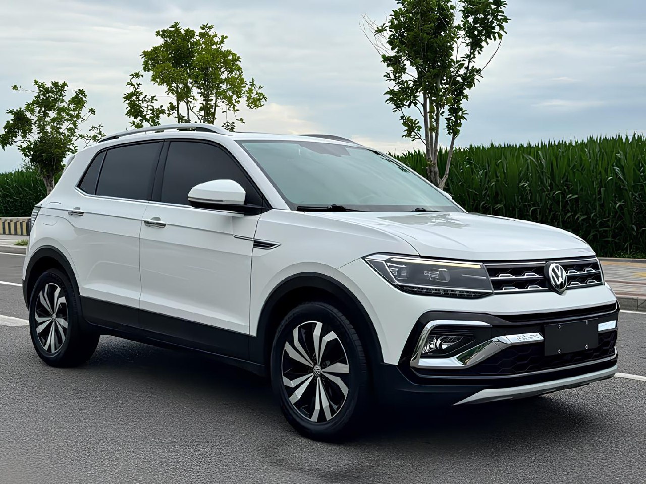 🚘Volkswagen T-Cross Deluxe:
Компакт, но с характером
✅ 2021 год, 42 209 км пробега
✅ 1.4 TSI на 150 л.с | Сетка — социальная сеть от hh.ru