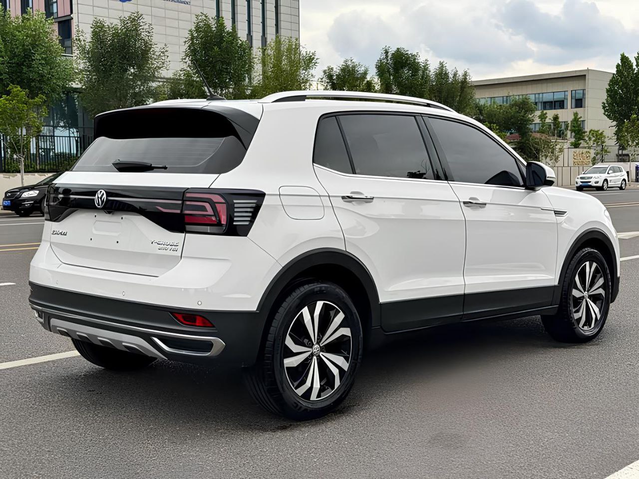 🚘Volkswagen T-Cross Deluxe:
Компакт, но с характером
✅ 2021 год, 42 209 км пробега
✅ 1.4 TSI на 150 л.с | Сетка — социальная сеть от hh.ru