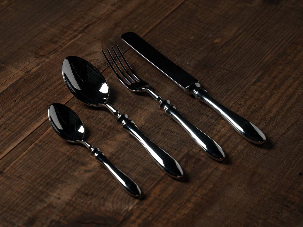 Новая коллекция столовых приборов 1966🍴
Представляем обновление — коллекцию из прочной и надёжной нержавеющей стали 18/10, в которой продумано всё: от веса в ладони до тактильных ощущений | Сетка — социальная сеть от hh.ru