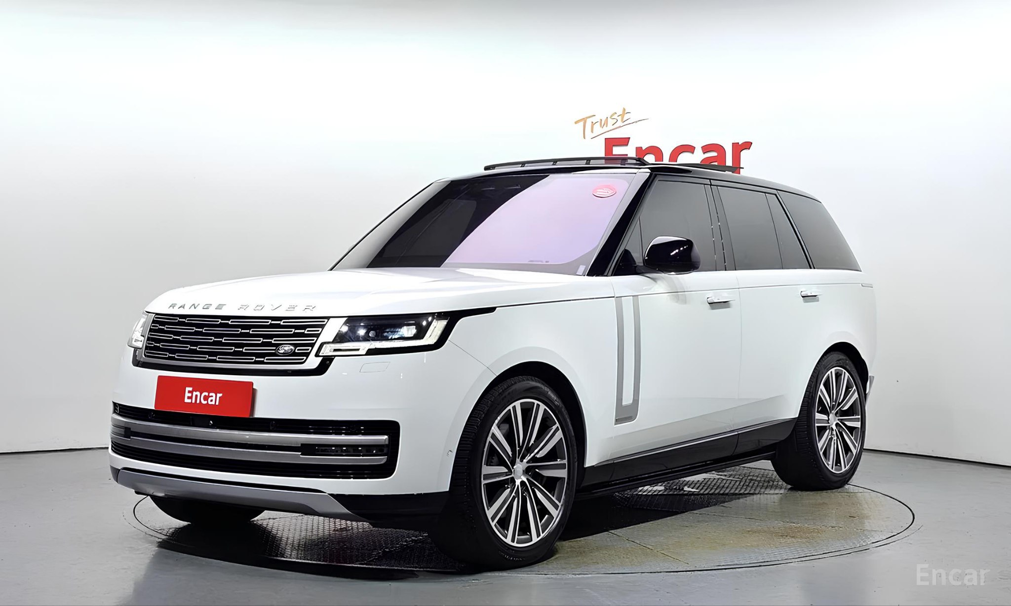 🚘Range Rover P530 Autobiography:
Когда статус уже внутри тебя
✅ Поколение L460 — новый кузов, июль 2022 года
✅ Бензиновый V8 4.4 л на 530 л.с | Сетка — социальная сеть от hh.ru