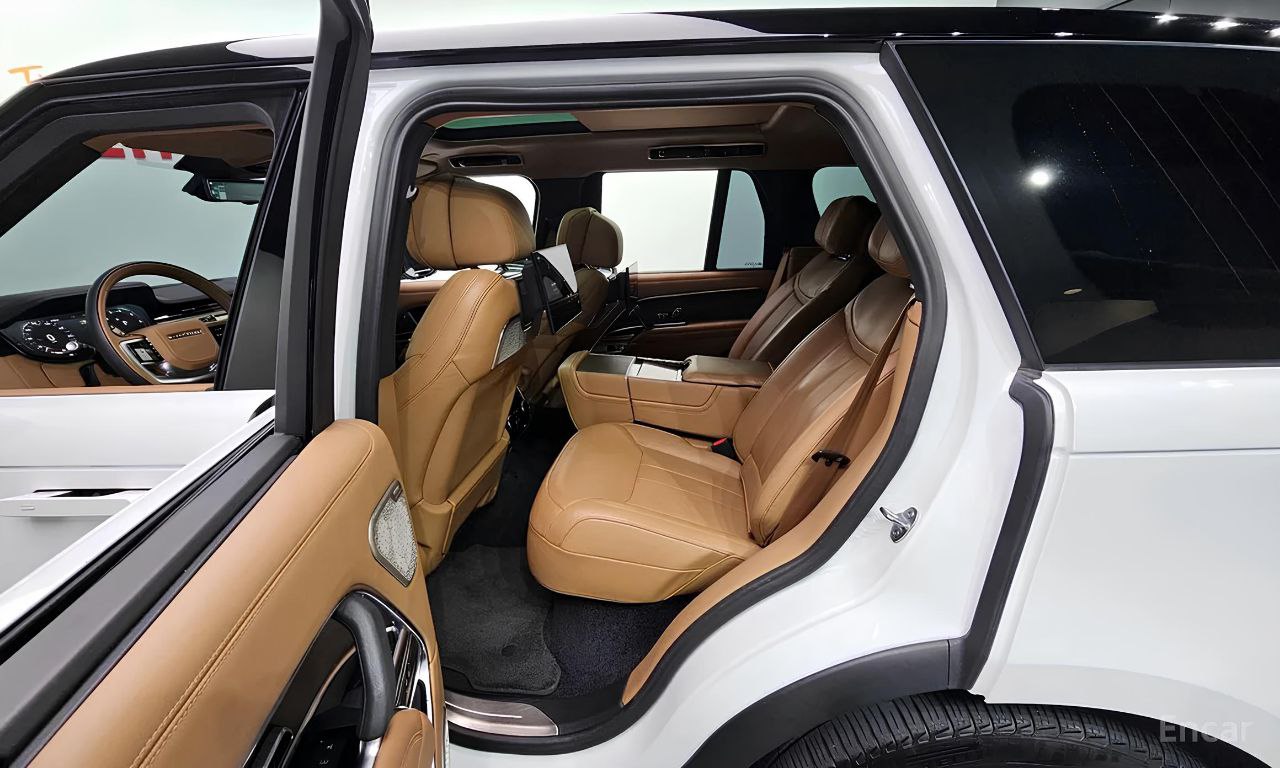 🚘Range Rover P530 Autobiography:
Когда статус уже внутри тебя
✅ Поколение L460 — новый кузов, июль 2022 года
✅ Бензиновый V8 4.4 л на 530 л.с | Сетка — социальная сеть от hh.ru