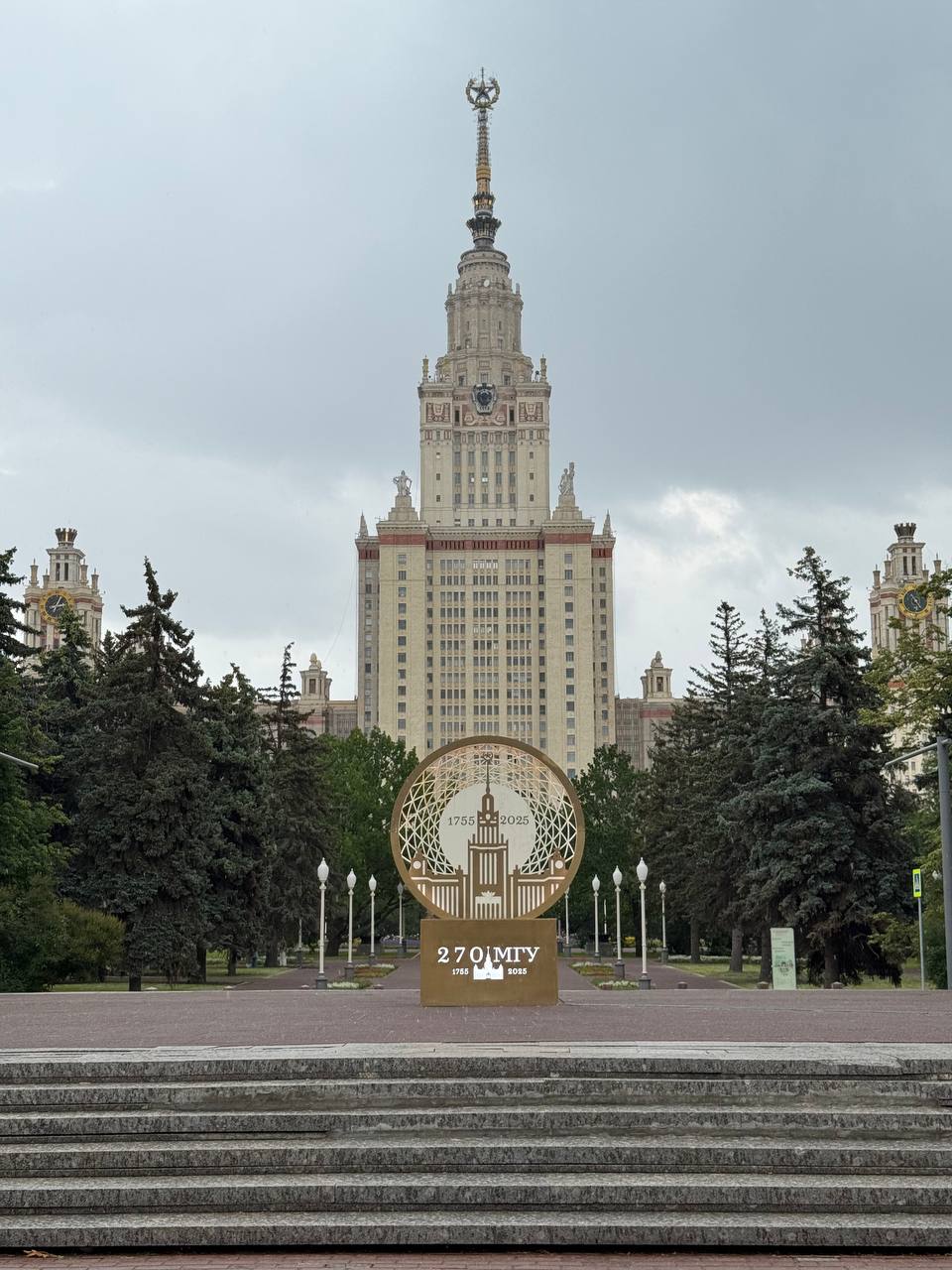 Обожаю сталинский ампир… 😍
Гуляем сейчас по МГУ им. М.В. Ломоносова, такое вдохновляющее место 🤩 | Сетка — социальная сеть от hh.ru