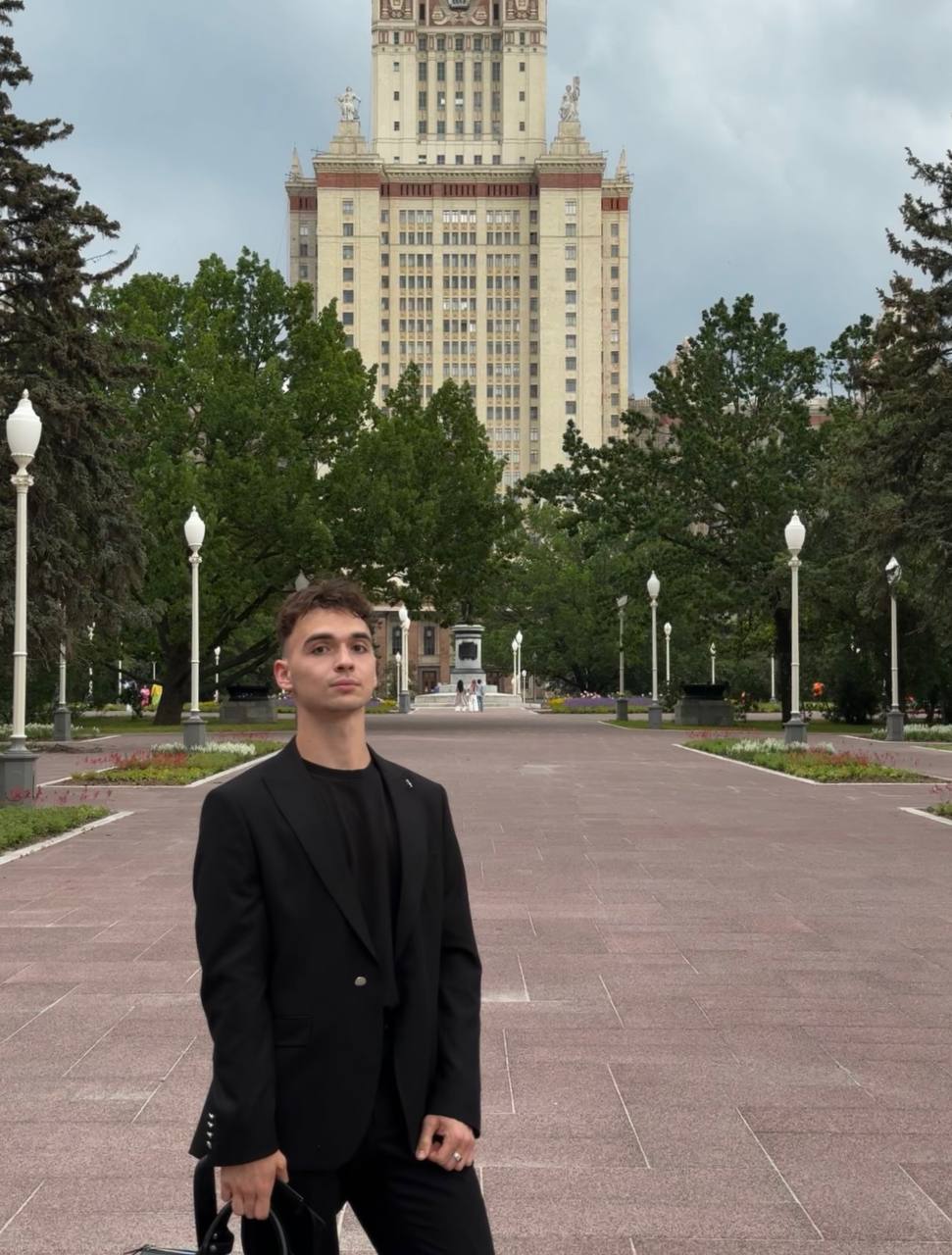 Обожаю сталинский ампир… 😍
Гуляем сейчас по МГУ им. М.В. Ломоносова, такое вдохновляющее место 🤩 | Сетка — социальная сеть от hh.ru